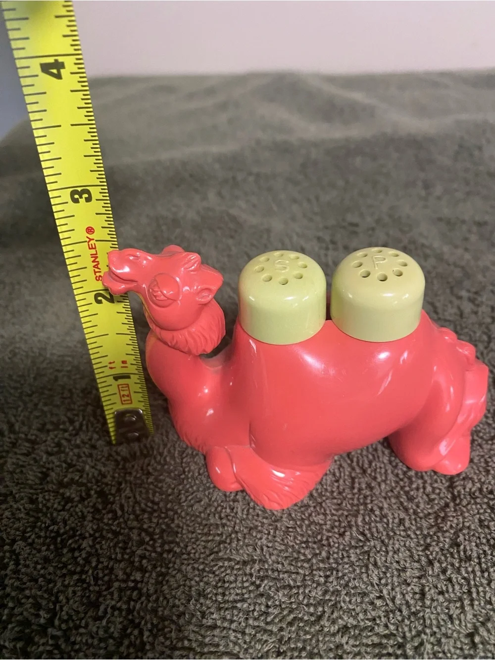 Vintage/Retro Zimmer’s Market Lake Benton Minn. Camel Salt & Pepper Shakers Set
